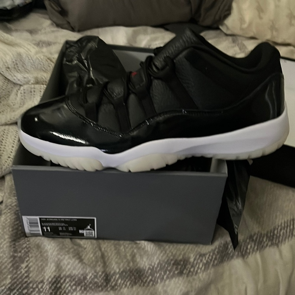 Jordan 11, 11-72 retro low , sz 11.
